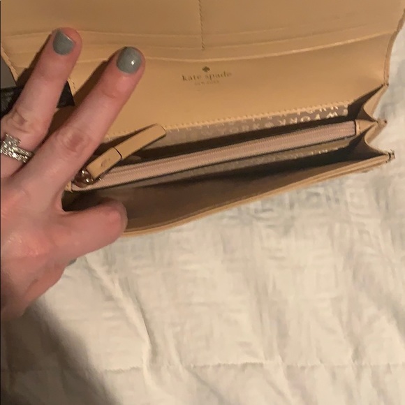 Black Kate Spade wristlet wallet - Picture 3 of 3